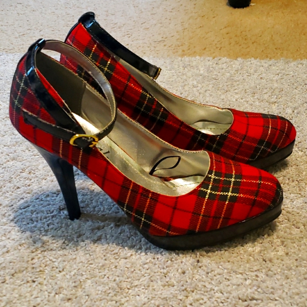 Wet Seal Red Plaid Pumps